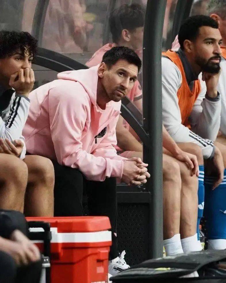 九游体育APP-梅西在日本队比赛中比赛局势复杂，最后时刻胜出引发热议！赛场气氛高涨的简单介绍