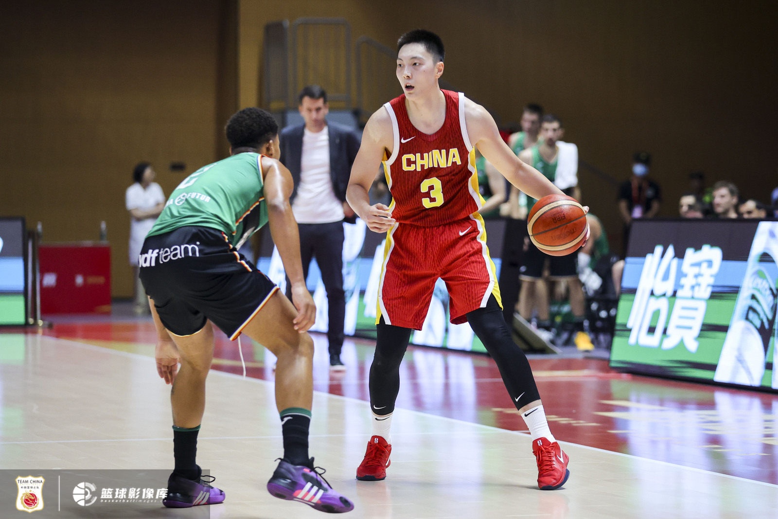 九游体育APP-国王杯倒计时，山东男篮国际比赛日绝杀压哨，细节引发关注，态度坚定，身体对抗强度拉满(山东男篮比赛视频回放)